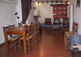 Sala de estar y comedor comunicados, con chimenea