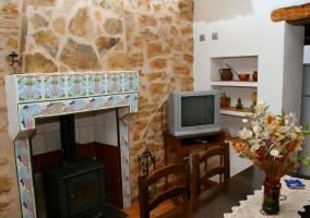 Comedor con mesa cuadrada y varias sillas a su alrededor