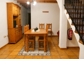 Cocina con armarios de madera y un horno en tonos negros