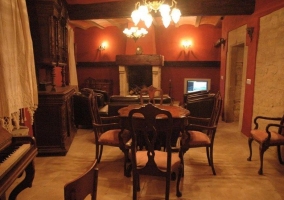 Sala de estar con proyector y chimenea