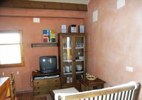 Cocina con mesa de comedor al lado y mantel puesto