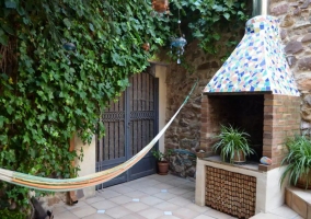 Sala de estar con chimenea y televisor de plasma con mesa auxiliar