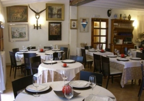 Restaurante del alojamiento con mesas redondas