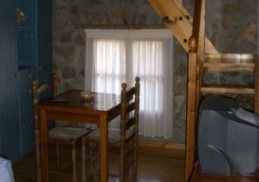 Dormitorio de matrimonio con pared en amarillo