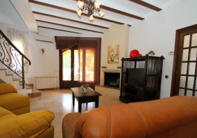 Sala de estar y sillones en marrones y amarillos
