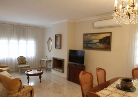Sala de estar con la chimenea en el frente principal