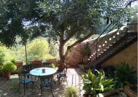 Acceso a la terraza con mesa y sillas