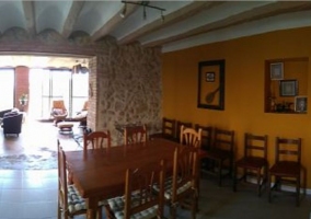 Comedor con mesa de madera en el centro