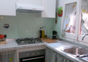 Sala de estar con sillones en naranja y chimenea en el frente