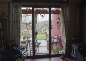 Sala de estar con televisor de plasma junto a la chimenea