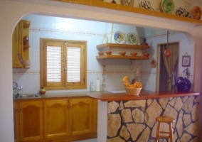 Cocina de la casa con armarios de madera