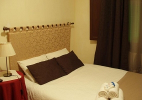 Dormitorio de matrimonio con un conjunto de toallas