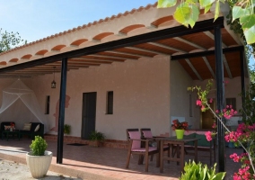 Sala de estar con mesa de madera y mecedoras