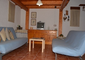 Sala de estar con mesa de madera y mecedoras