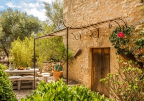 Sala de estar con las paredes de piedra y cuadro