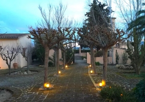 Sala de estar con chimenea y su televisor