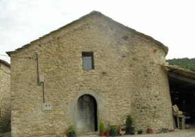 Acceso a la casa de paredes en piedra