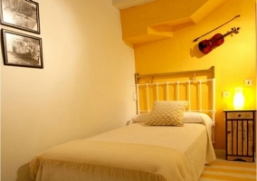 Lámpara y cojín amarillo en un dormitorio