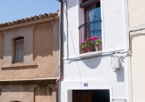 Acceso al alojamiento con puertas de madera