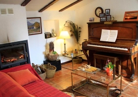 Salón con el piano y chimenea