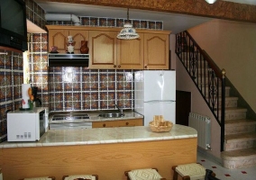 Vista general de la cocina con escaleras