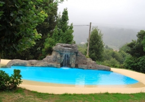 Acceso a la piscina con forma de playa