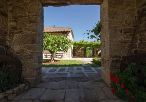 Acceso a la casa con jardines delante