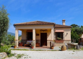 Sala de estar con sillones en naranja y chimenea