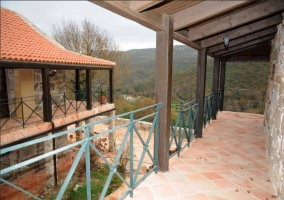 Terraza con la sierra al fondo