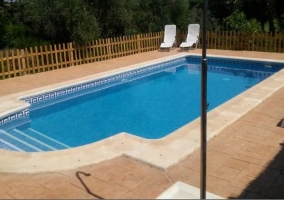 Piscina con ducha y solárium