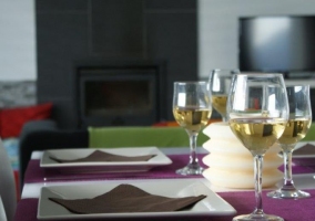 Sala de estar con mesa en blanco y la cocina con barra