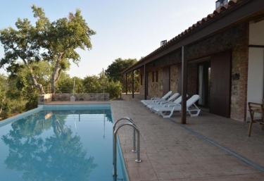 Acceso a las zonas de piscina frente a las hamacas