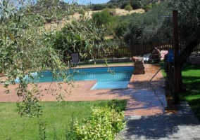 Acceso a la piscina y zona de jardín