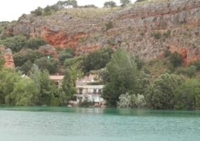 Acceso al alojamiento con la laguna delante