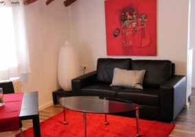 Sala de estar y la mesa con mantel en rojo