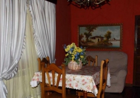 Sala de estar con mesa de madera y su conjunto de sillas