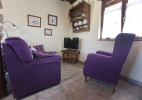 Sala de estar y cocina con techos de madera