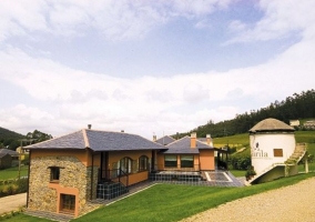 Sala de estar con alfombra y chimenea