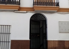 Acceso con la fachada de la casa