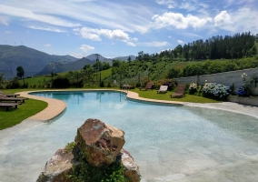 Acceso a la zona de piscina