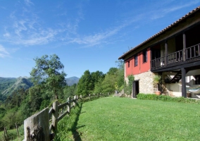 Acceso al alojamiento con espacios verdes delante de la casa