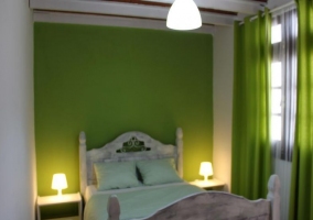 Dormitorio familiar con detalles blancos y verdes