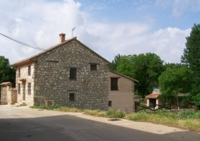 Acceso a la vivienda y fachada en piedra