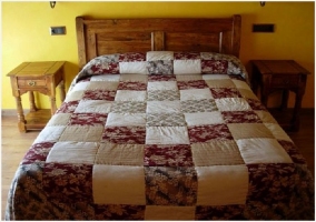 Habitación doble con cama de matrimonio y cabecero de madera
