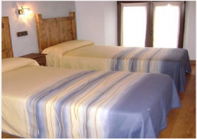 Habitación doble con camas individuales y cabecero de madera