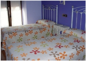 Habitación doble con pared de fondo azul
