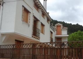 Sala de estar con chimenea en esquina junto al mueble