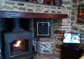 Sala de estar y comedor con mesa y sus sillas alrededor