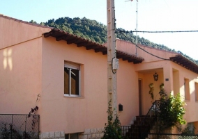 Acceso a la vivienda con escaleras en la fachada