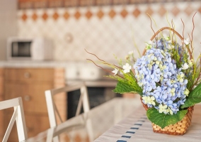 Comedor con mesa de color blanco y sillas